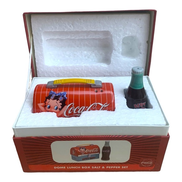 NIB 2004 Coca Cola Betty Boop Dome Lunch Box Salt & Pepper Collectible Set - Picture 3 of 15